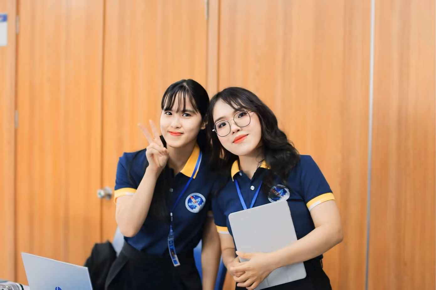 Thảo Nguyên (phải) là Ban tổ chức sự kiện chia sẻ về học bổng Erasmus Mundus.