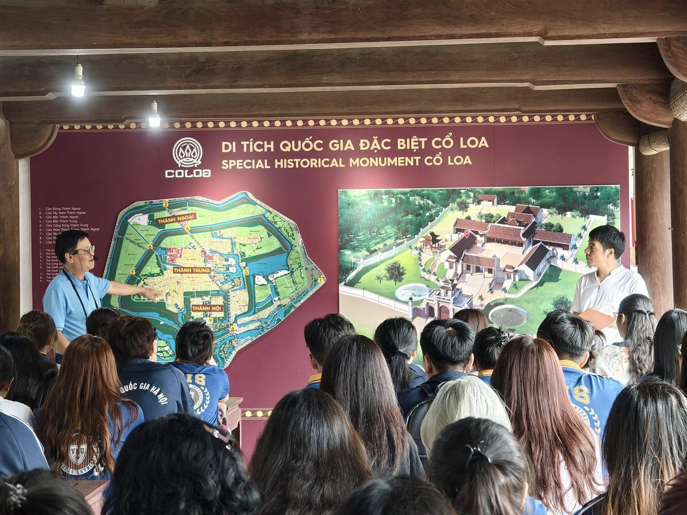 Buổi thực tế tại Cổ Loa của sinh viên ngành Quản trị đô thị thông minh và bền vững.