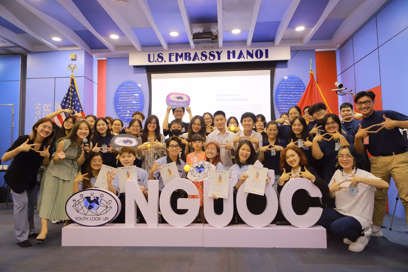 Tài Nam (hàng đầu thứ 3 từ trái sang) năng nổ trong các sự kiện hướng tới thanh niên và phát triển bản thân.