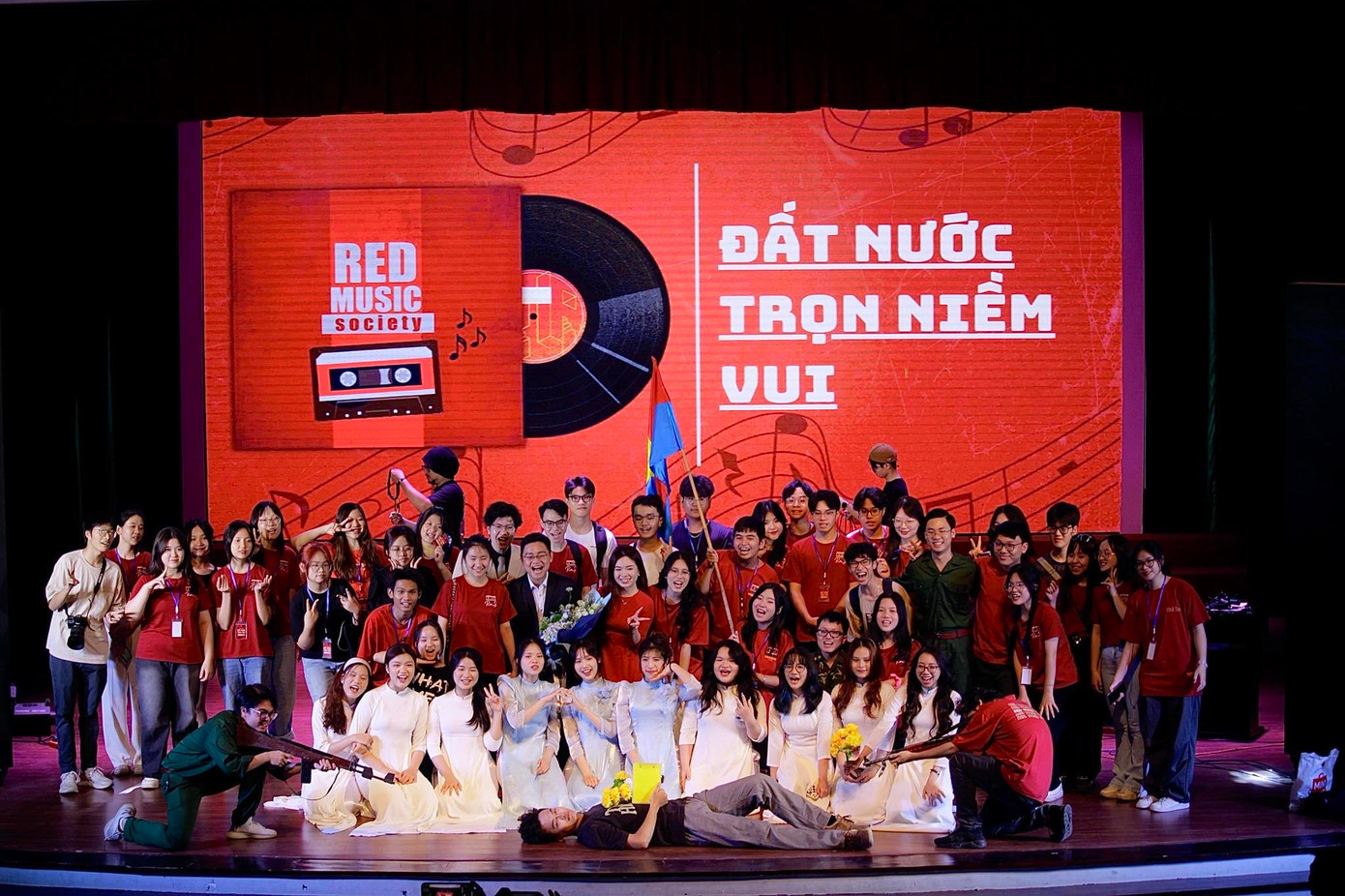 Khắc Minh (mặc vest, cầm hoa) và những người bạn đồng hành trên con đường lan tỏa các giá trị tốt đẹp về lịch sử dân tộc. Khắc Minh (mặc vest, cầm hoa) và những người bạn đồng hành trên con đường lan tỏa các giá trị tốt đẹp về lịch sử dân tộc.