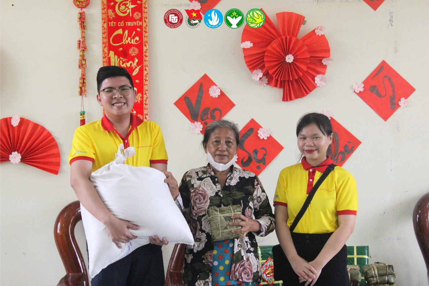 Phương Vy tham gia hoạt động Xuân tình nguyện. Phương Vy tham gia hoạt động Xuân tình nguyện.