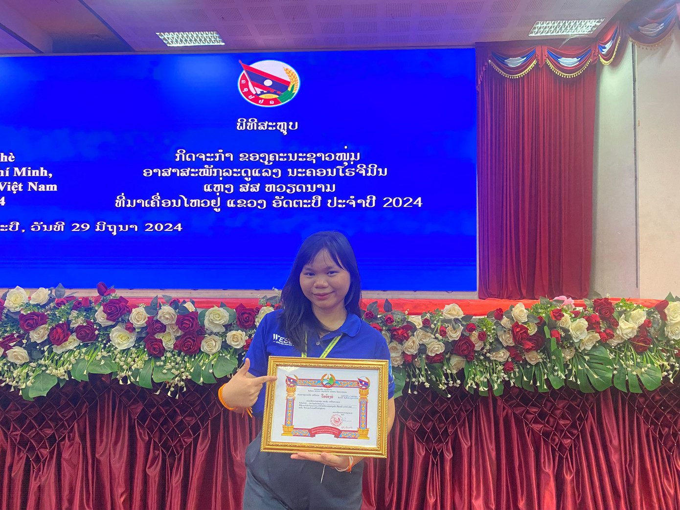 Phương Vy nhận Bằng khen của tỉnh đoàn Lào. Phương Vy nhận Bằng khen của tỉnh đoàn Lào.