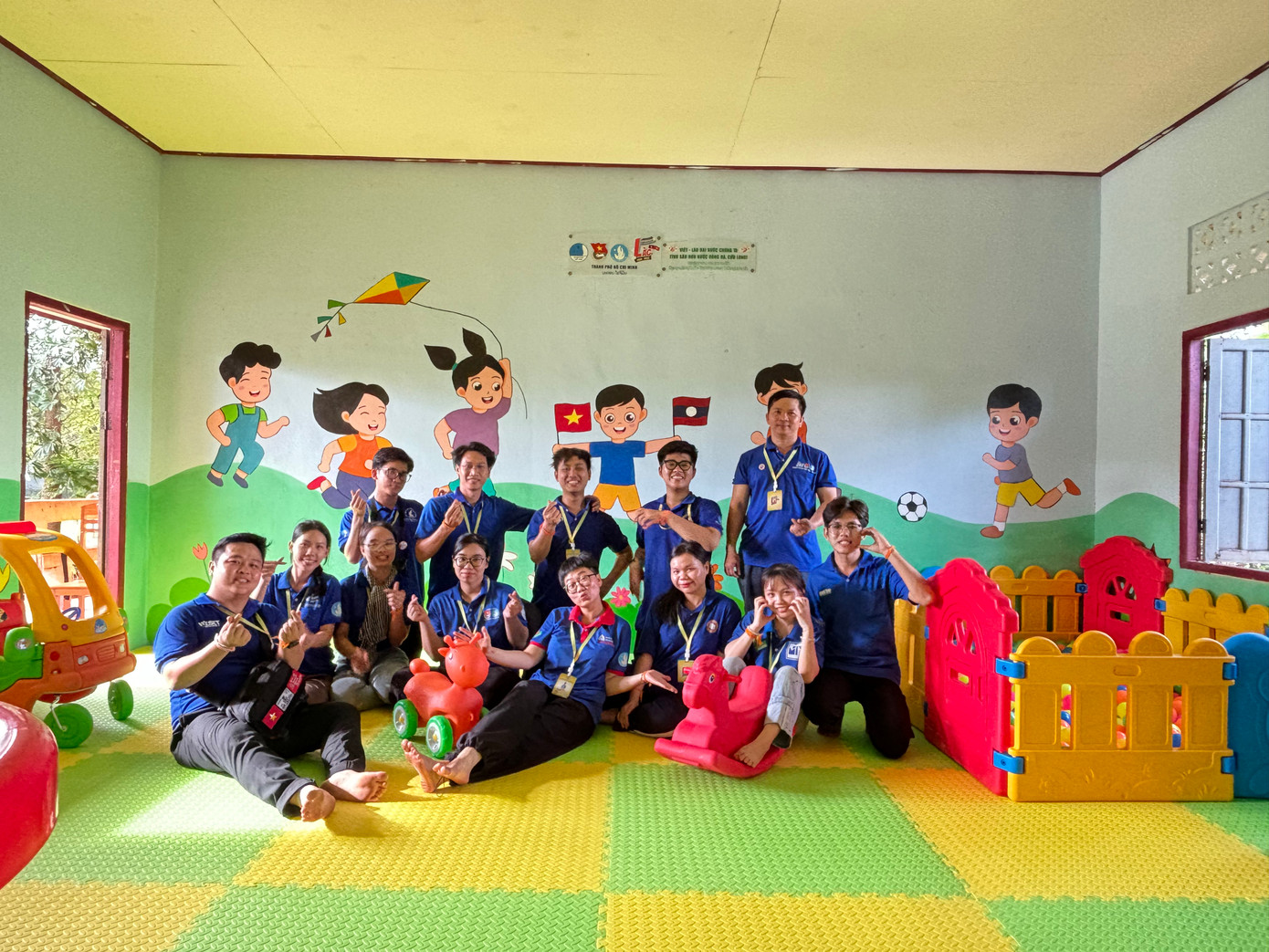 Phương Vy cùng đoàn tình nguyện tại Lào. Phương Vy cùng đoàn tình nguyện tại Lào.