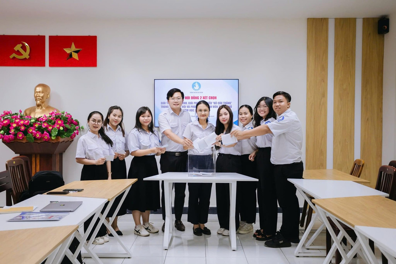 Phương Vy tham gia tích cực trong các hoạt động của Hội Sinh viên thành phố. Phương Vy tham gia tích cực trong các hoạt động của Hội Sinh viên thành phố.