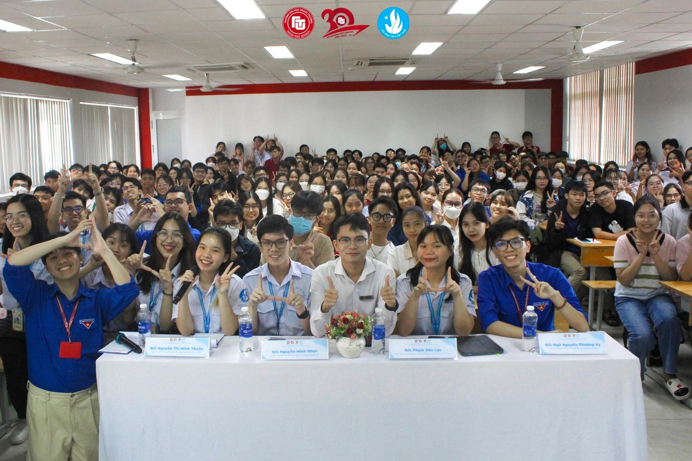 Phương Vy tham gia chia sẻ về phong trào Đoàn - Hội đến các bạn tân sinh viên. Phương Vy tham gia chia sẻ về phong trào Đoàn - Hội đến các bạn tân sinh viên.