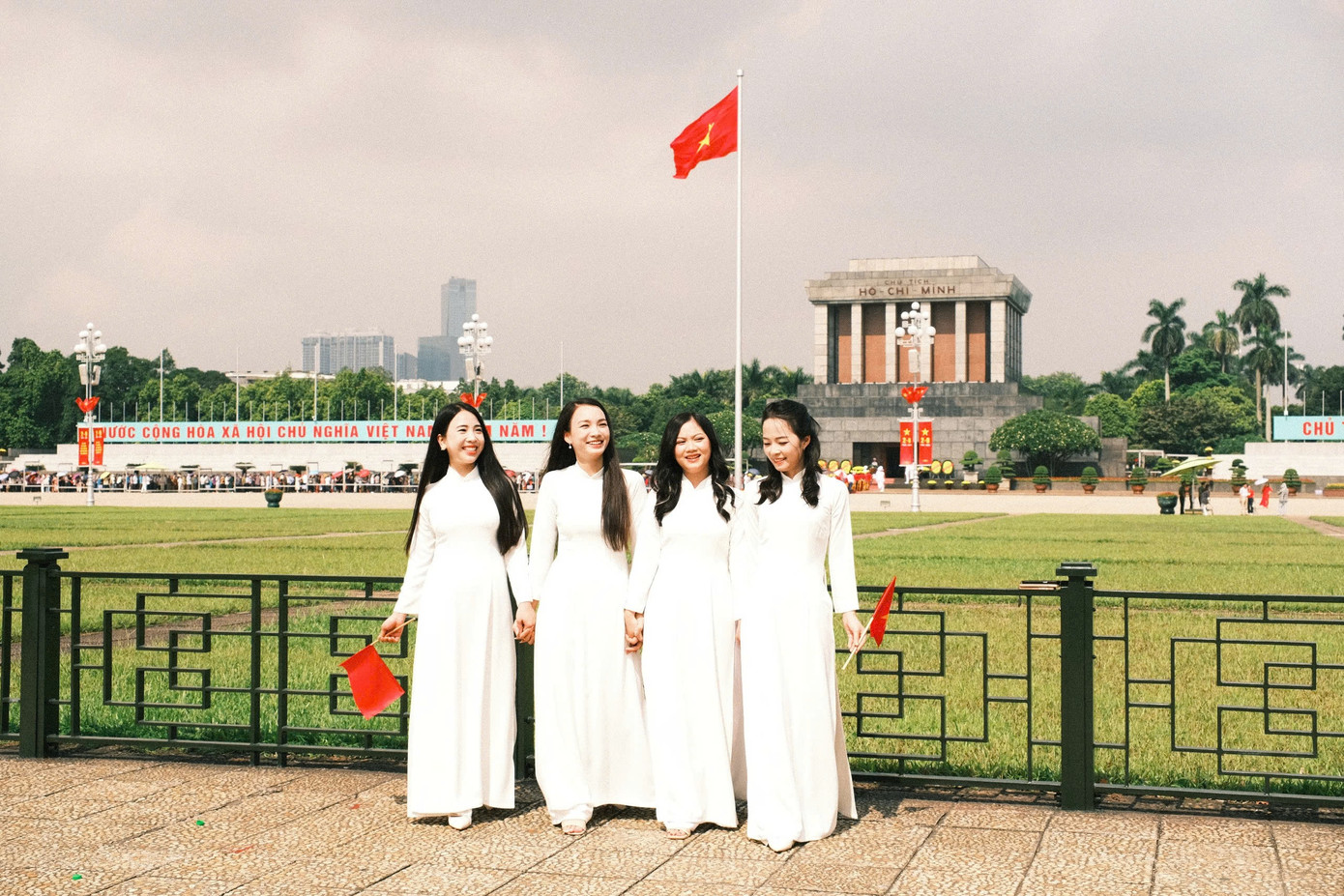 Các cô gái Hà Thành diện áo dài trắng ghi lại khoảnh khắc đẹp bên Lăng Bác. Các cô gái Hà Thành diện áo dài trắng ghi lại khoảnh khắc đẹp bên Lăng Bác.