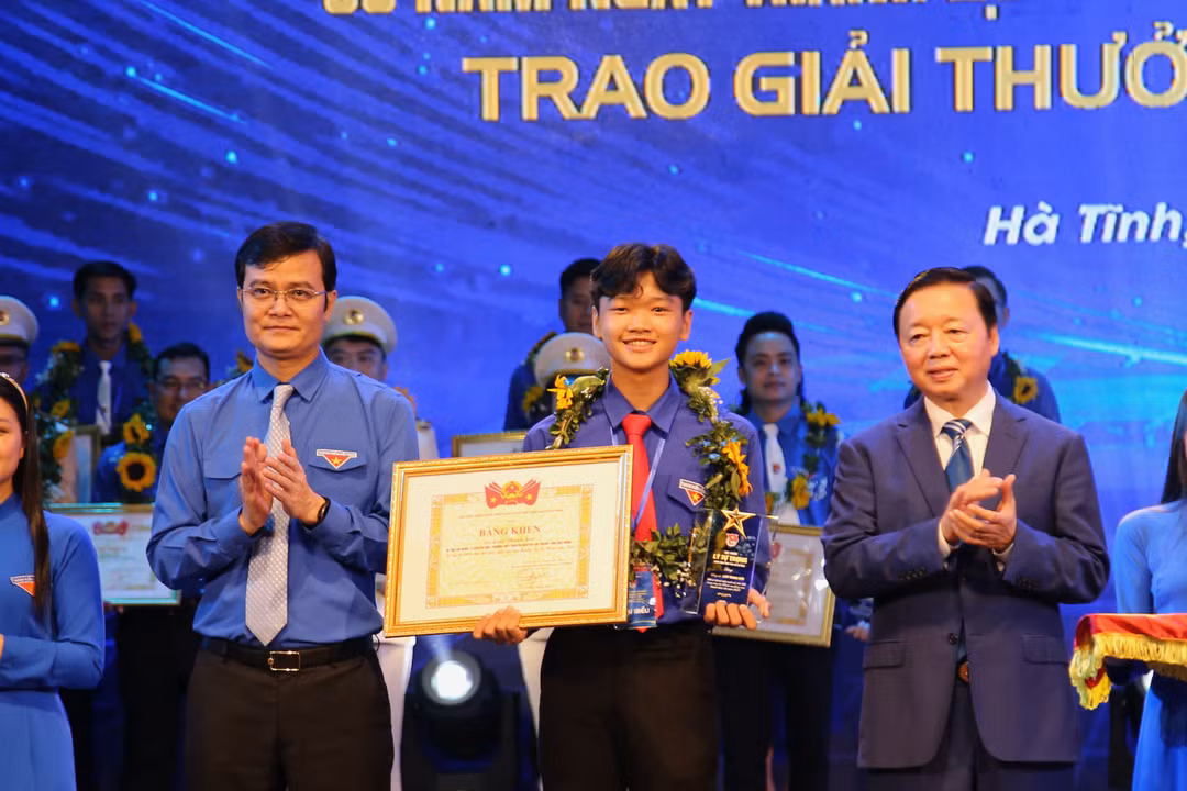 Thanh Sơn lên sân khấu nhận giải thưởng Lý Tự Trọng.