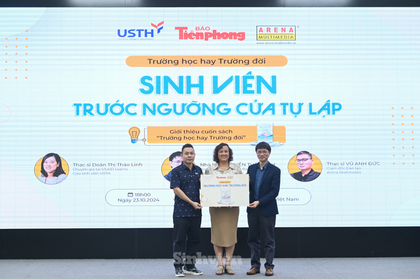 Đại diện Báo Tiền Phong và Hệ thống Đào tạo Thiết kế, Kỹ xảo 3D & Game - Arena Multimedia trao tặng 100 cuốn sách "Trường học hay Trường đời" bản in năm 2024 cho Trường Đại học Khoa học và Công nghệ Hà Nội. Đại diện Báo Tiền Phong và Hệ thống Đào tạo Thiết kế, Kỹ xảo 3D & Game - Arena Multimedia trao tặng 100 cuốn sách "Trường học hay Trường đời" bản in năm 2024 cho Trường Đại học Khoa học và Công nghệ Hà Nội.