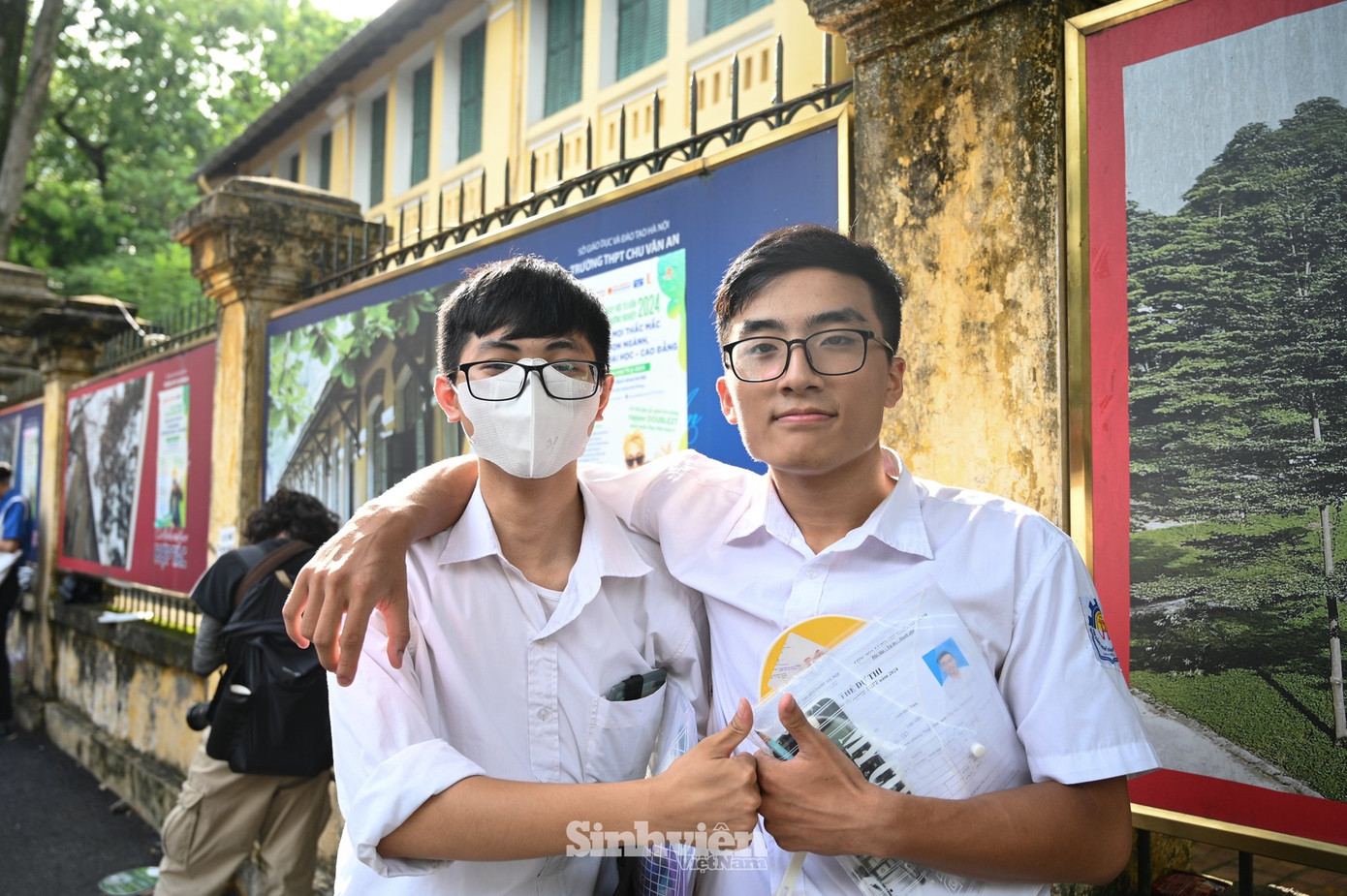 Nguyễn Trí Huy - học sinh trường Cao đẳng Công nghiệp chia sẻ: “Bản thân em phải công nhận là đề khó, nhất là khoảng 10 câu cuối. Em thấy so với mặt bằng chung các đề năm ngoái mà em được ôn thì đề năm nay có phần khó hơn. Nhưng em đã cố gắng hết sức rồi nên cũng không quá lo lắng.”