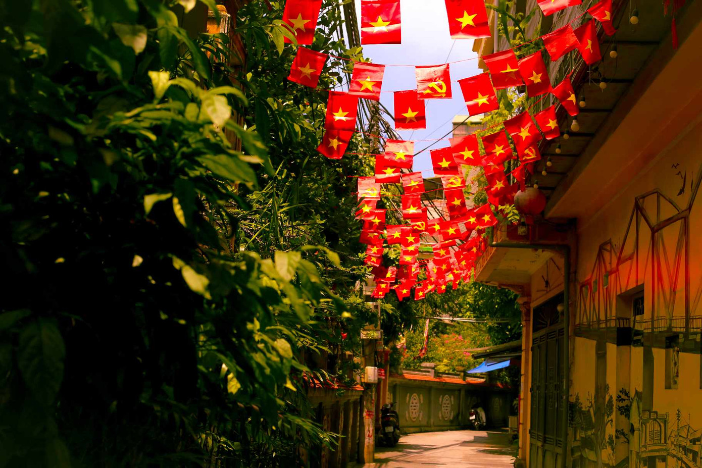 Các ngõ phố rực rỡ sắc cờ đỏ thắm. Các ngõ phố rực rỡ sắc cờ đỏ thắm.