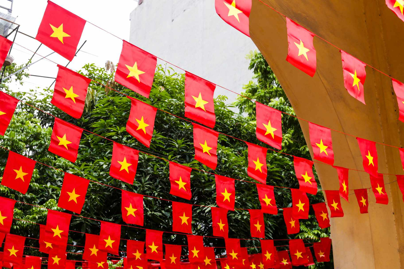 Băng rôn và lá cờ Tổ quốc được treo trịnh trọng trên khắp phố phường. Băng rôn và lá cờ Tổ quốc được treo trịnh trọng trên khắp phố phường.