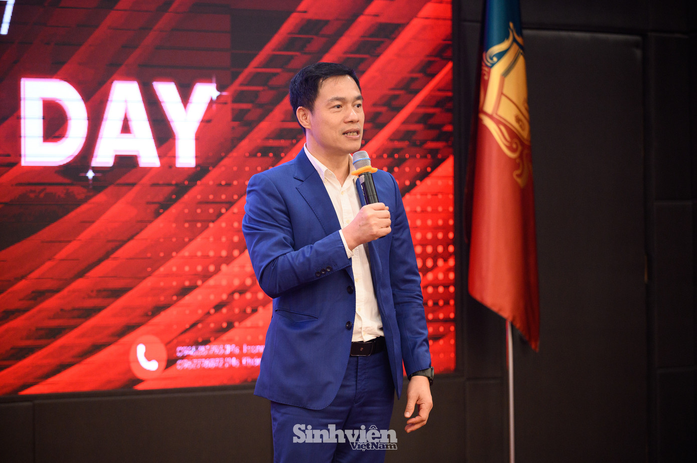 Để giải bài toán 'Làm thế nào để thành công trong các cuộc thi khởi nghiệp', mentor Lê Đức Khánh - Giám đốc Phân tích Công ty CP Chứng khoán VPS giãi bày: “Nên thể hiện sự cầu thị, sự khát khao trong cuộc thi, ngoài ra là việc trang bị kiến thức và kỹ năng vững vàng. Đây là những khía cạnh tiên quyết để các Mentors đánh giá thí sinh”. Để giải bài toán 'Làm thế nào để thành công trong các cuộc thi khởi nghiệp', mentor Lê Đức Khánh - Giám đốc Phân tích Công ty CP Chứng khoán VPS giãi bày: “Nên thể hiện sự cầu thị, sự khát khao trong cuộc thi, ngoài ra là việc trang bị kiến thức và kỹ năng vững vàng. Đây là những khía cạnh tiên quyết để các Mentors đánh giá thí sinh”.