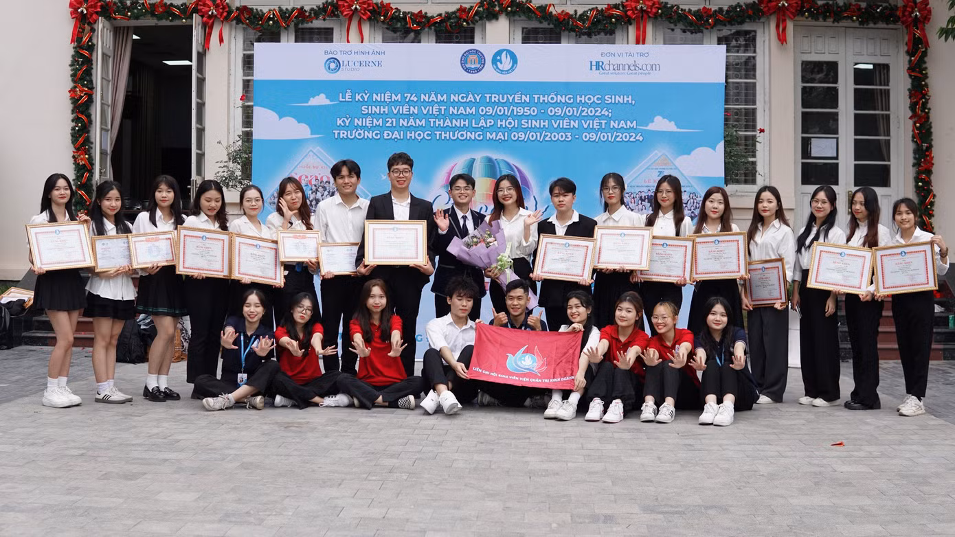 Hữu Lương và các Cán bộ Hội tại Lễ kỉ niệm 74 năm ngày truyền thống Học sinh - Sinh viên. Hữu Lương và các Cán bộ Hội tại Lễ kỉ niệm 74 năm ngày truyền thống Học sinh - Sinh viên.