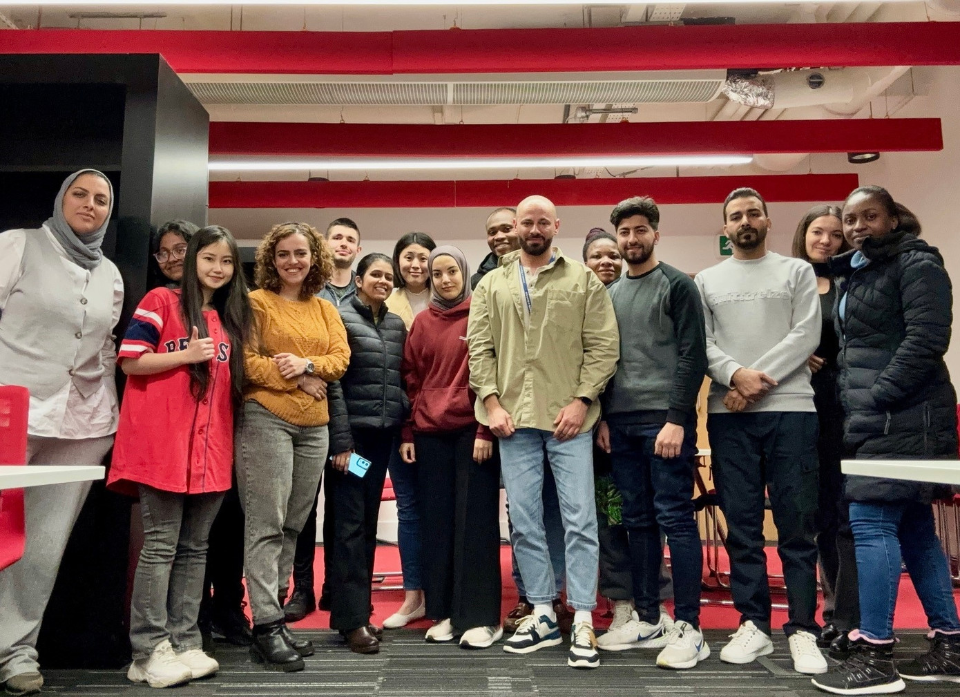 Hà Linh chụp ảnh cùng thầy giáo và các bạn khoá học Thạc sĩ. Hà Linh chụp ảnh cùng thầy giáo và các bạn khoá học Thạc sĩ.