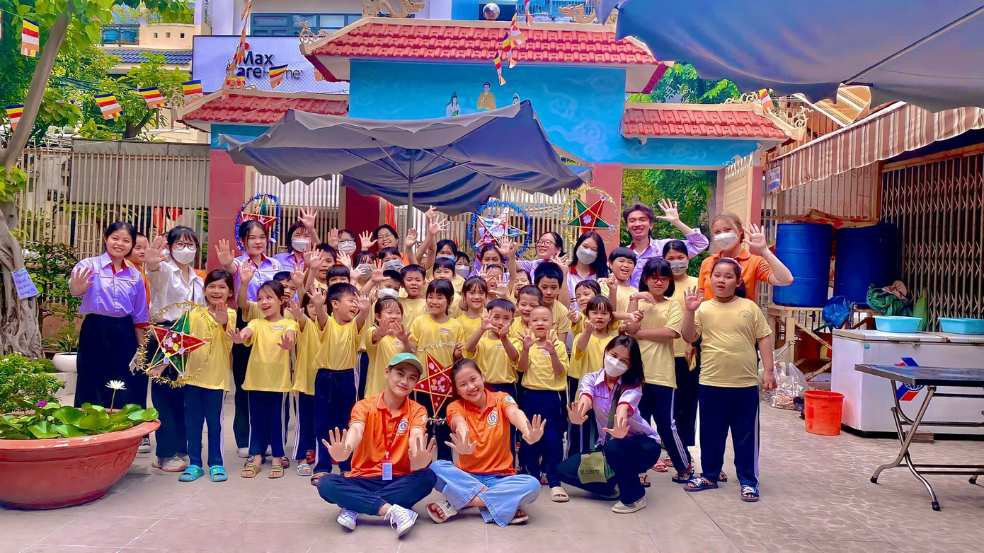 Hồng Hạnh tham gia và tổ chức nhiều chương trình có ý nghĩa.