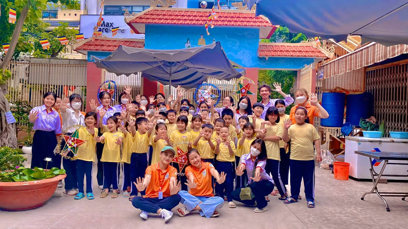 Hồng Hạnh tham gia và tổ chức nhiều chương trình có ý nghĩa. Hồng Hạnh tham gia và tổ chức nhiều chương trình có ý nghĩa.