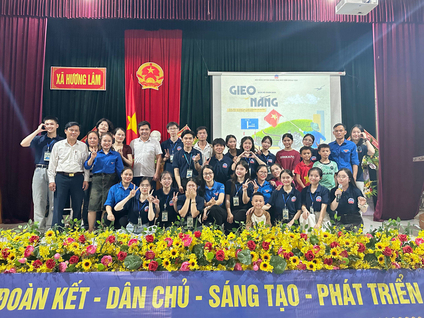 Đêm tổng kết là giây phút Hội đồng hương Nghệ Tĩnh Ngoại giao nhìn lại những cống hiến của mình trong Chiến dịch. Đêm tổng kết là giây phút Hội đồng hương Nghệ Tĩnh Ngoại giao nhìn lại những cống hiến của mình trong Chiến dịch.