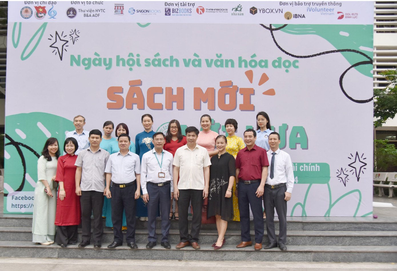 Các thầy trong BGĐ học viện cùng các thầy giáo, cô giáo đại diện thư viện Học viện Tài chính chụp ảnh lưu niệm.