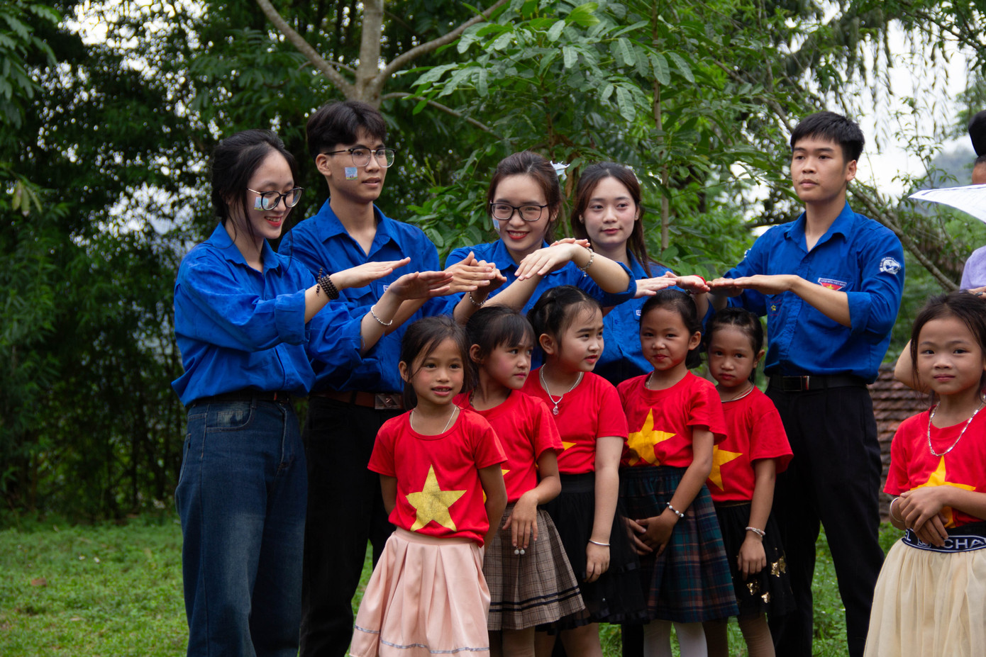 Đội Sinh viên Tình nguyện Đồng hương Hải Dương cùng các em học sinh tiểu học. Đội Sinh viên Tình nguyện Đồng hương Hải Dương cùng các em học sinh tiểu học.