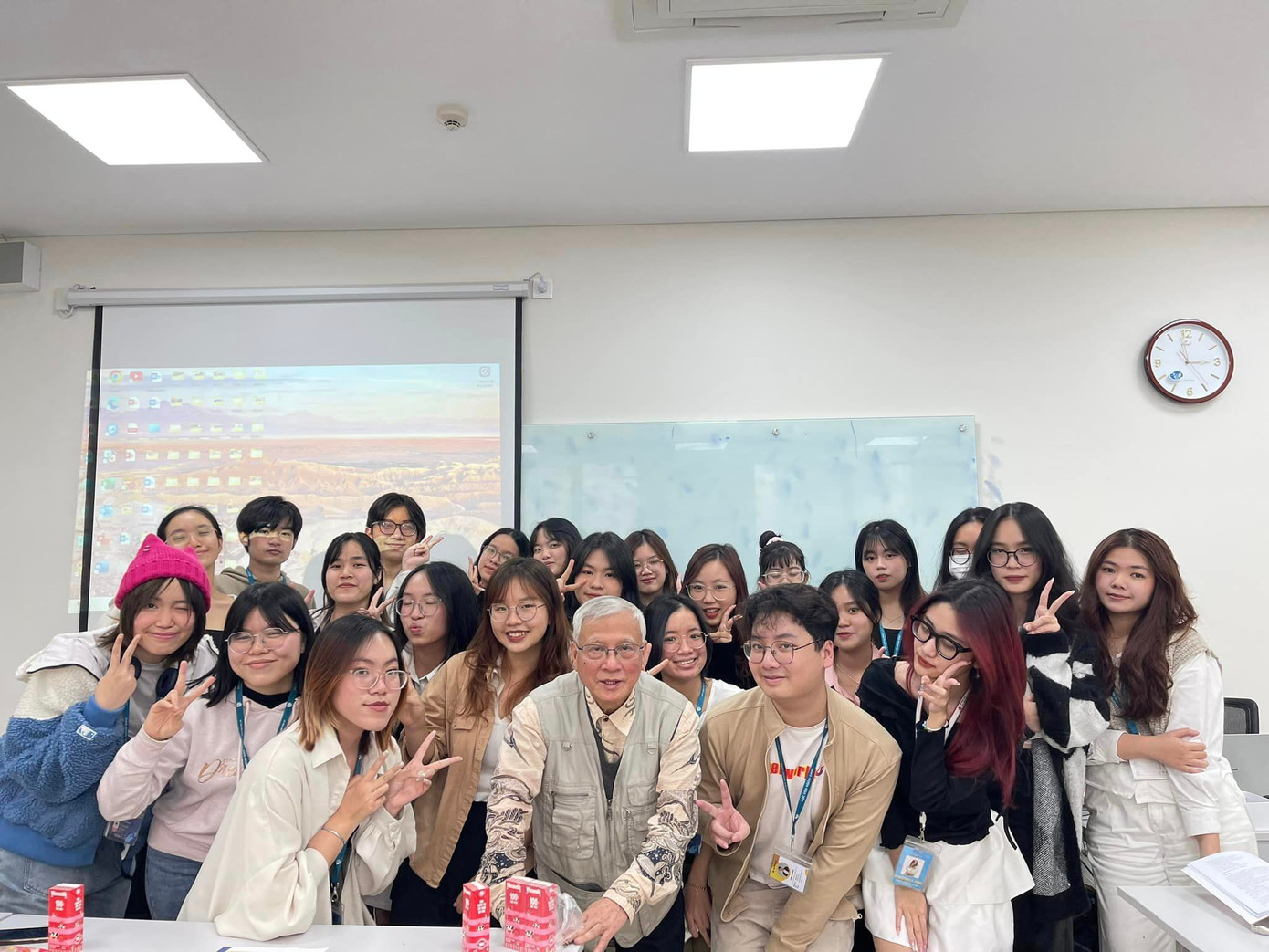 Thầy Dĩnh cùng các bạn sinh viên Học viện Ngoại giao.