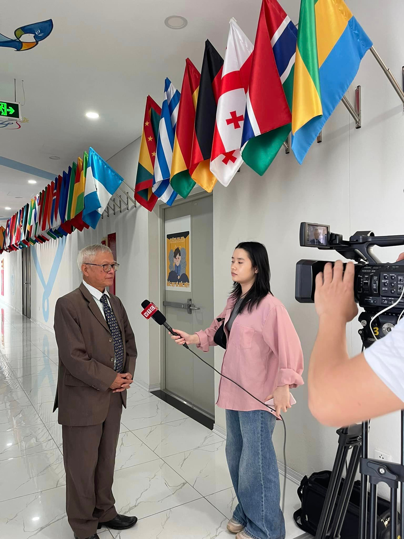 Thầy Dĩnh trả lời phỏng vấn trong buổi lễ ra mắt cuốn sách Chuyện "đi sứ" thời hội nhập.