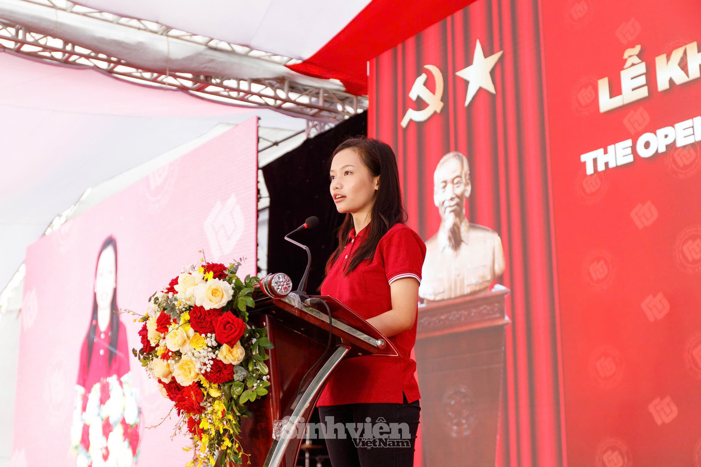 Thay mặt cho các tân sinh viên K63, Lại Hoài Lam - Sinh viên K63 chương trình Chất lượng cao Kinh tế đối ngoại, Thủ khoa đầu vào toàn trường Kỳ thi tốt nghiệp THPT năm 2024, phát biểu tại buổi lễ. Hoài Lam bày tỏ niềm vinh dự, tự hào khi chính thức trở thành một thành viên trong đại gia đình Ngoại thương. Điều này với Hoài Lam giống như giấc mơ trở thành hiện thực, bởi mái trường này vẫn luôn là điều mơ ước của em và các bạn trong suốt những năm học phổ thông. “Trở thành sinh viên của Ngoại thương mở ra cho chúng em một hành trình mới với nhiều cơ hội nhưng không ít thử thách, bởi chúng em đều hiểu rằng Ngoại thương là một trường Đại học hàng đầu của Việt Nam, với những yêu cầu khắt khe trong giáo dục, đòi hỏi sự cố gắng và nỗ lực không ngừng nghỉ của lớp lớp thế hệ sinh viên” - Hoài Lam chia sẻ.