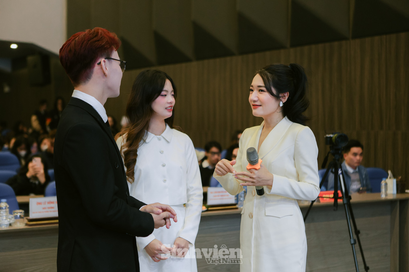 MC Trịnh Vân Anh trò chuyện, truyền cảm hứng cho các bạn sinh viên đam mê nghề dẫn.