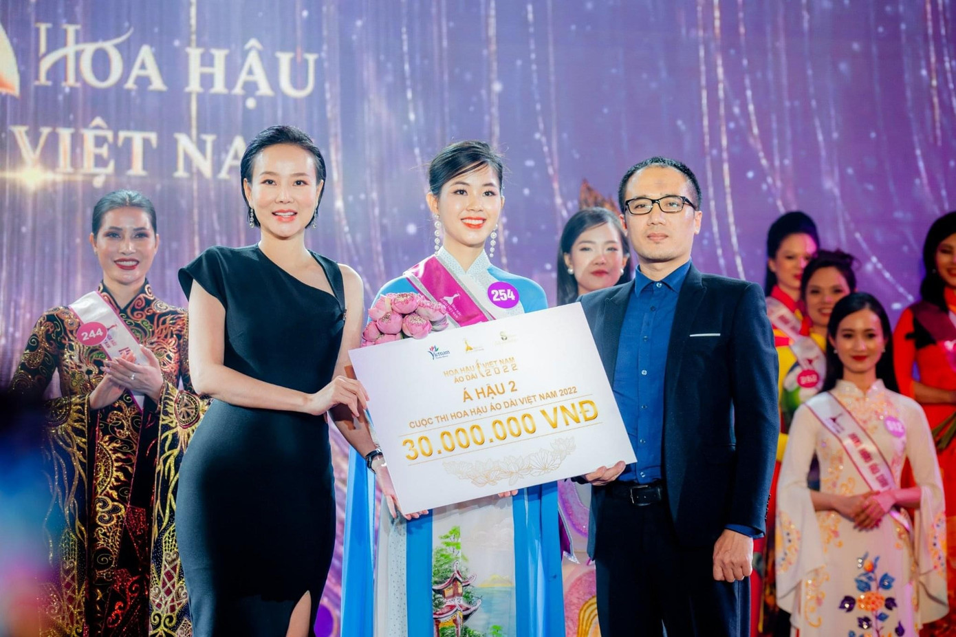 Ngọc Khánh đạt giải Á hậu 2 Cuộc thi Hoa hậu Áo dài Việt Nam 2022.