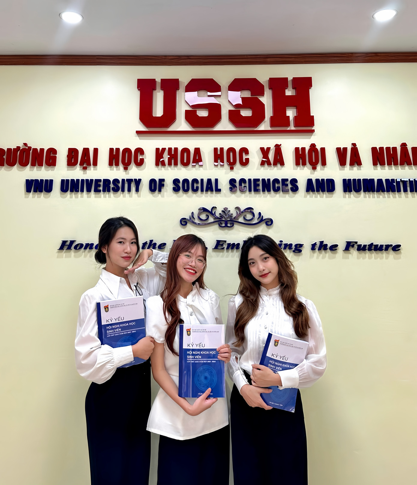 Ngọc Ánh cùng các bạn nhận giải Nhất kỳ thi nghiên cứu khoa học cấp Trường năm học 2023 - 2024. Ngọc Ánh cùng các bạn nhận giải Nhất kỳ thi nghiên cứu khoa học cấp Trường năm học 2023 - 2024.