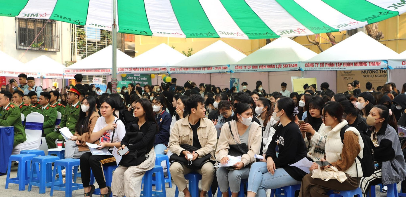 Sinh viên Học viện Phụ nữ Việt Nam tham gia Ngày hội việc làm 2023.