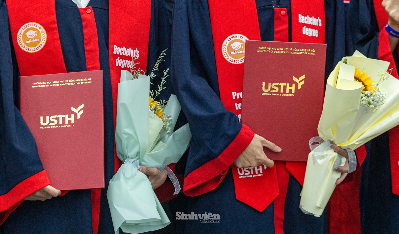 Tấm bằng cử nhân của Trường Đại học Khoa học và Công nghệ Hà Nội.