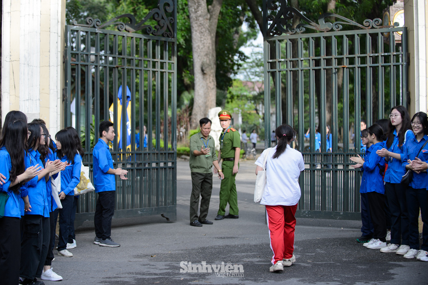 Phụ huynh cần chú ý lịch thi để nhắc nhở con, em mình vì khi đến muộn, các thí sinh sẽ có tâm lý hồi hộp, lo lắng hơn. Chiều nay, môn thi Ngoại ngữ sẽ bắt đầu từ 14 giờ.