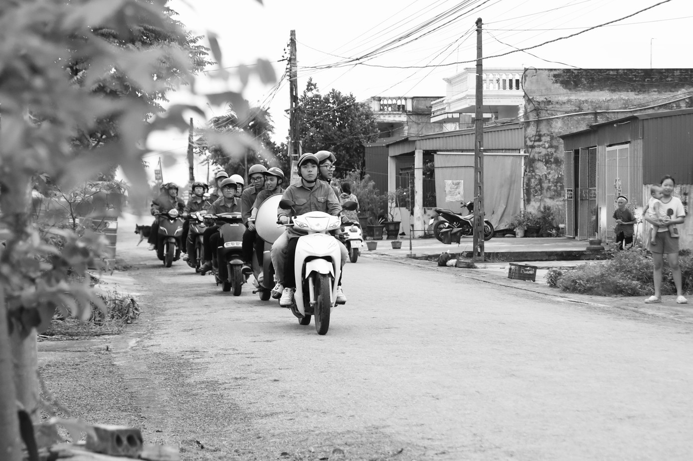 Thông tin về buổi chiếu phim tài liệu Tổng Bí thư Nguyễn Phú Trọng: Nhà lãnh đạo kiên trung, trí tuệ và mẫu mực được các tình nguyện viên thông báo bằng xe phát thanh lưu động.