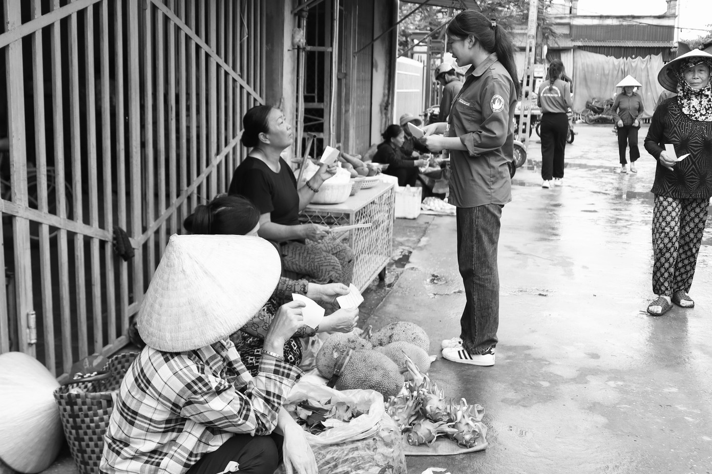 Những tấm phiếu mời gửi trực tiếp đến tay người dân.