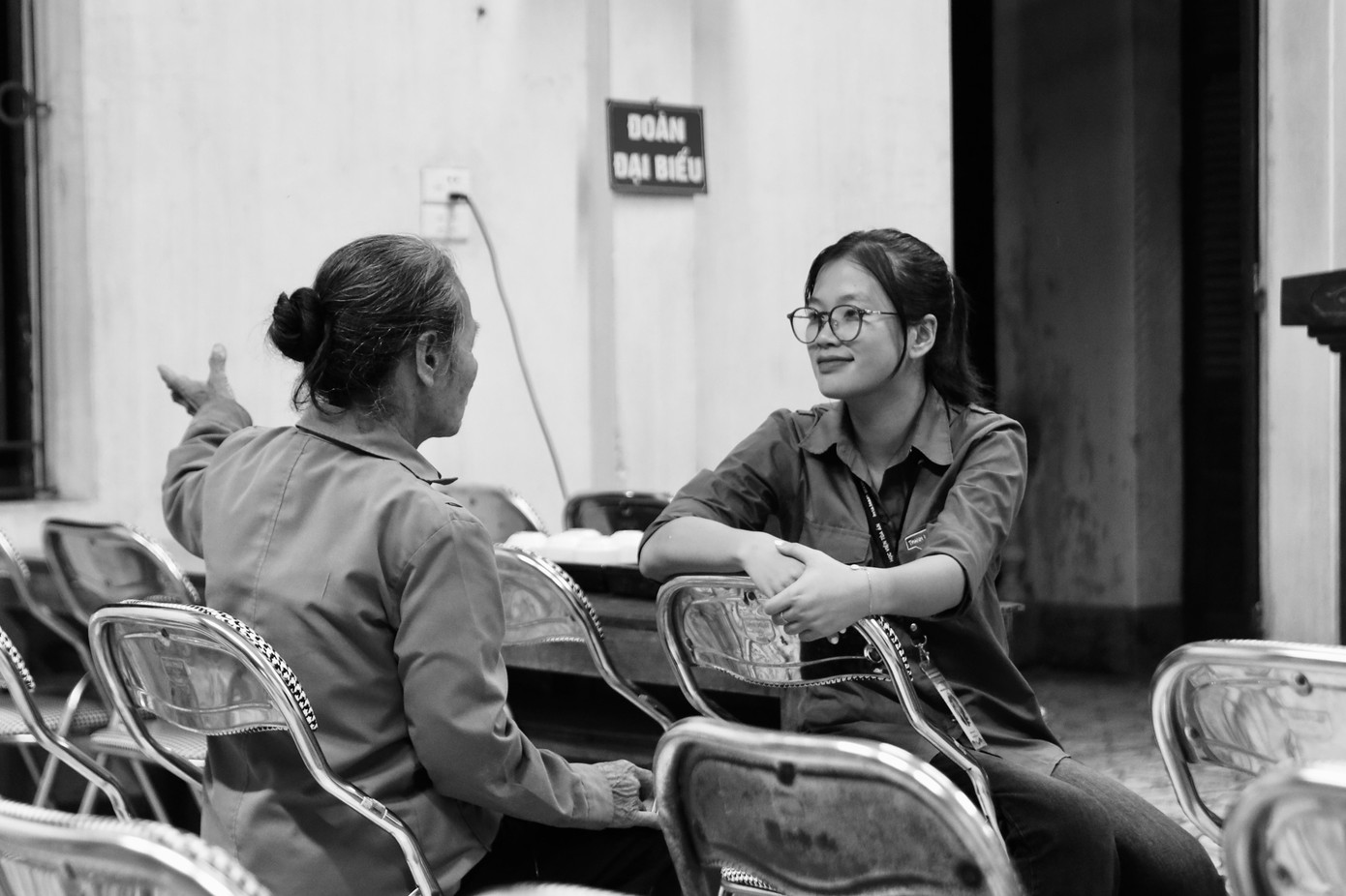 "Các cháu hãy cố gắng noi gương bác Trọng nhé" - Bác cựu chiến binh chia sẻ cùng tình nguyện viên.