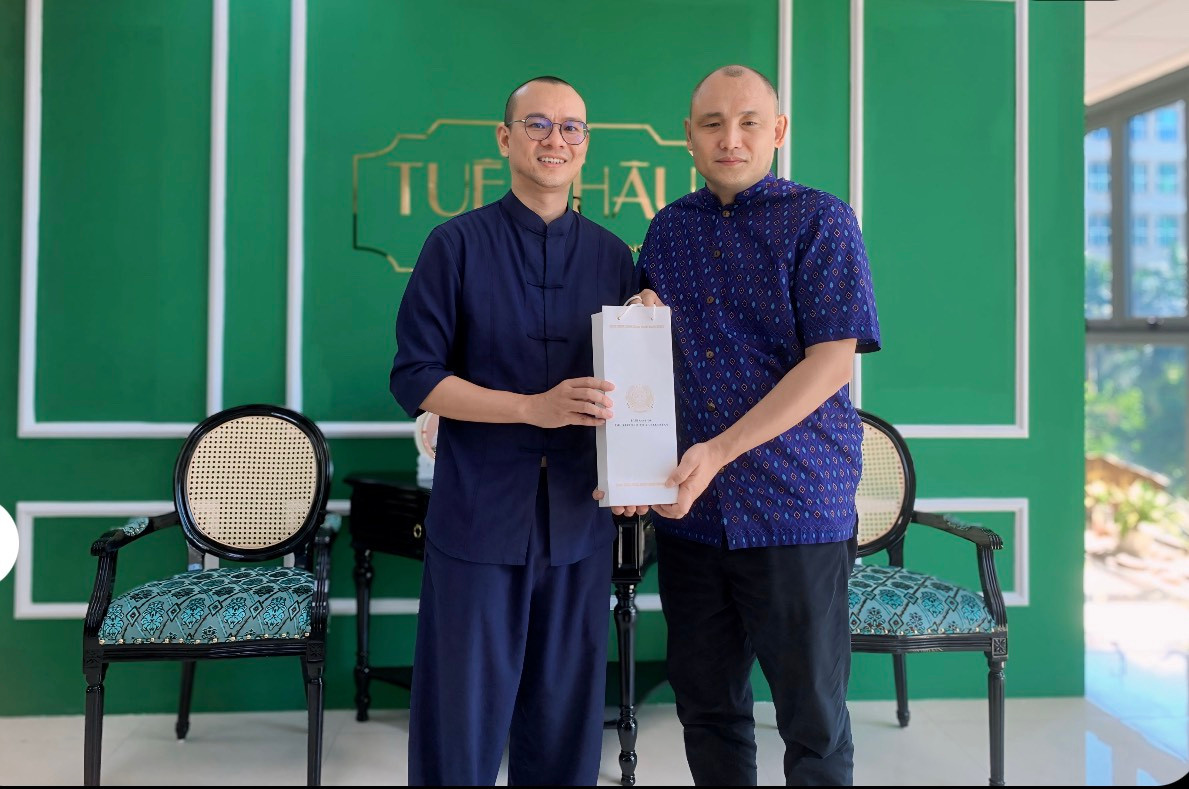 Chủ tịch Tuệ Châu Trần Văn Tuấn (bên trái) và Đại sứ Cộng hòa Kazakhstan Kanat Tumysh.