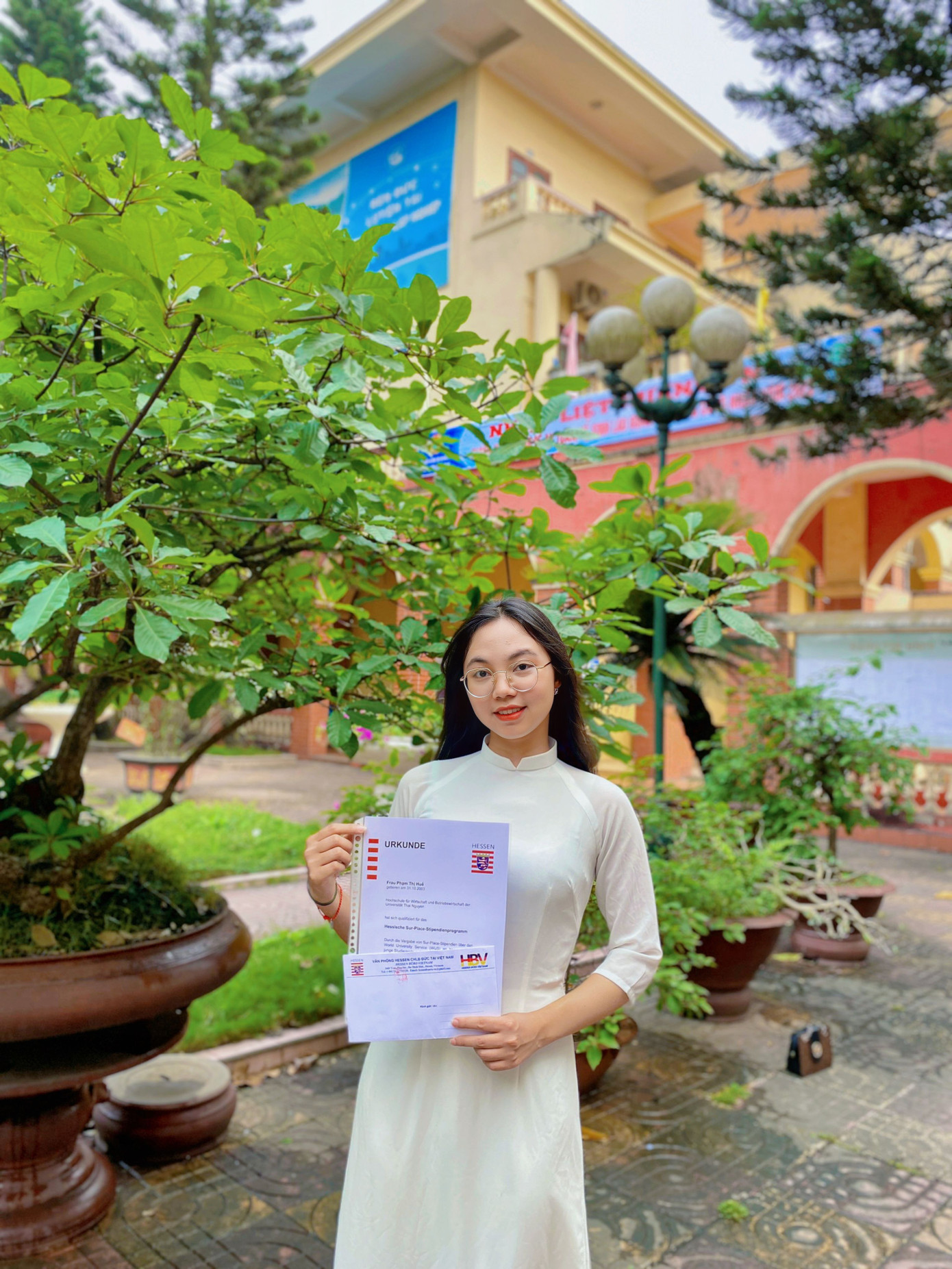 Huế vinh dự nhận học bổng HESSEN của Bộ Khoa học và Nghệ thuật Bang Hessen, Cộng hoà Liên bang (CHLB) Đức.