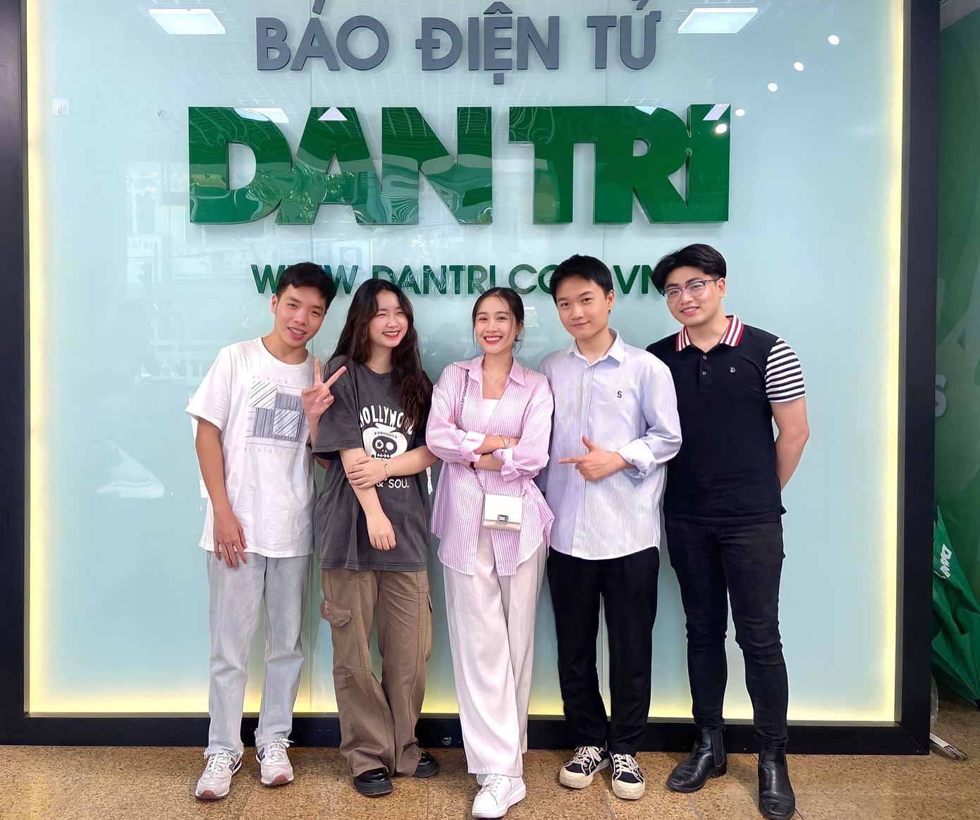 Mạnh Tiến (thứ hai từ phải sang) tham gia cộng tác với mong muốn học hỏi, tích lũy kinh nghiệm.