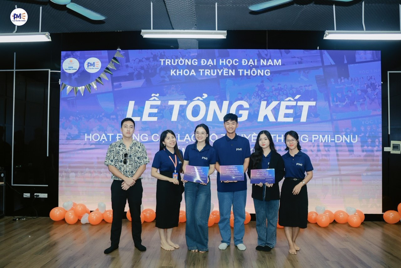 Duy Luận nhận giấy khen trong Lễ Tổng kết hoạt động một năm tại câu lạc bộ truyền thông PMI DNU.
