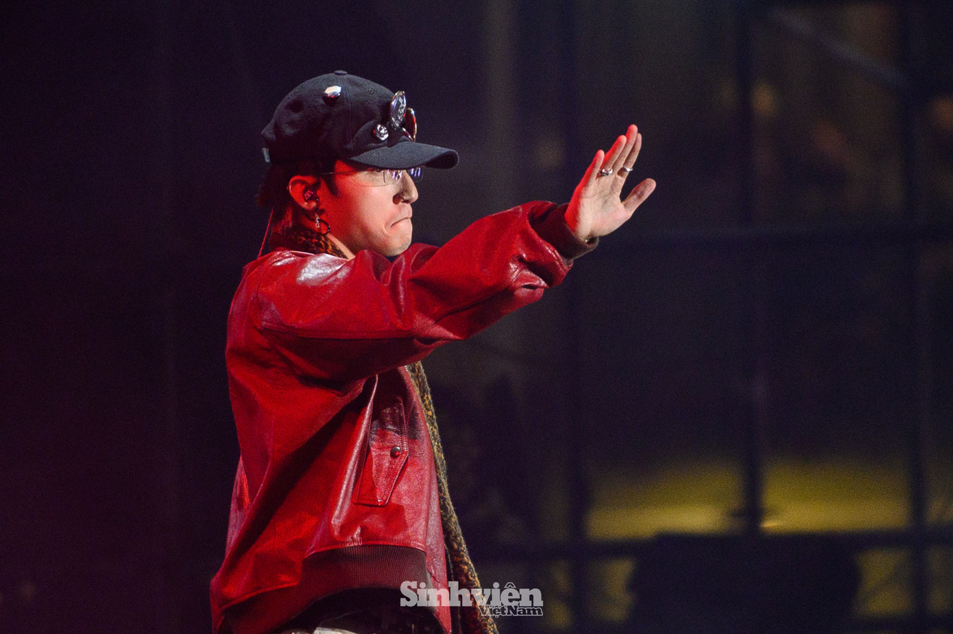 Bên cạnh màn trình diễn sôi động, mãn nhãn, Sơn Tùng M-TP dành nhiều thời gian giao lưu với fan. Sau 'sự cố' đi uống trà đá, Sơn Tùng tiếp tục rủ fan ngồi xích lô, ngắm phố cổ.