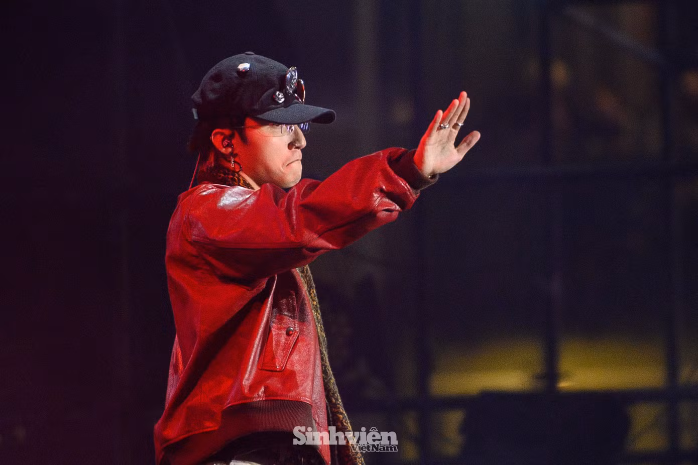 Bên cạnh màn trình diễn sôi động, mãn nhãn, Sơn Tùng M-TP dành nhiều thời gian giao lưu với fan. Sau 'sự cố' đi uống trà đá, Sơn Tùng tiếp tục rủ fan ngồi xích lô, ngắm phố cổ.