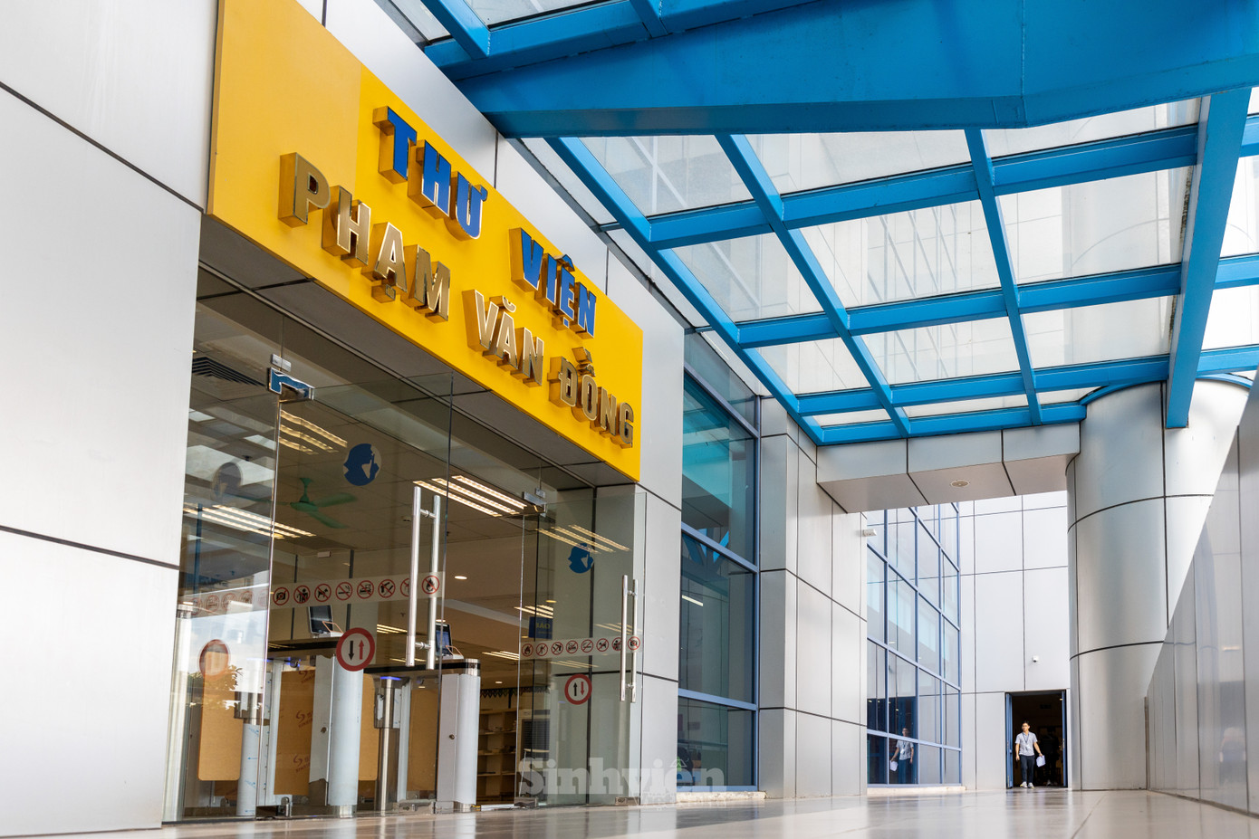 Thư viện nằm trong tòa nhà 5 tầng với diện tích sử dụng 10.000 m2 trong đó diện tích sử dụng phòng đọc 6.500 m2. Nguồn tài liệu của thư viện được số hóa và chia sẻ cho 45 trường đại học thuộc khối ngành kinh tế, quản trị kinh doanh, quản lý.