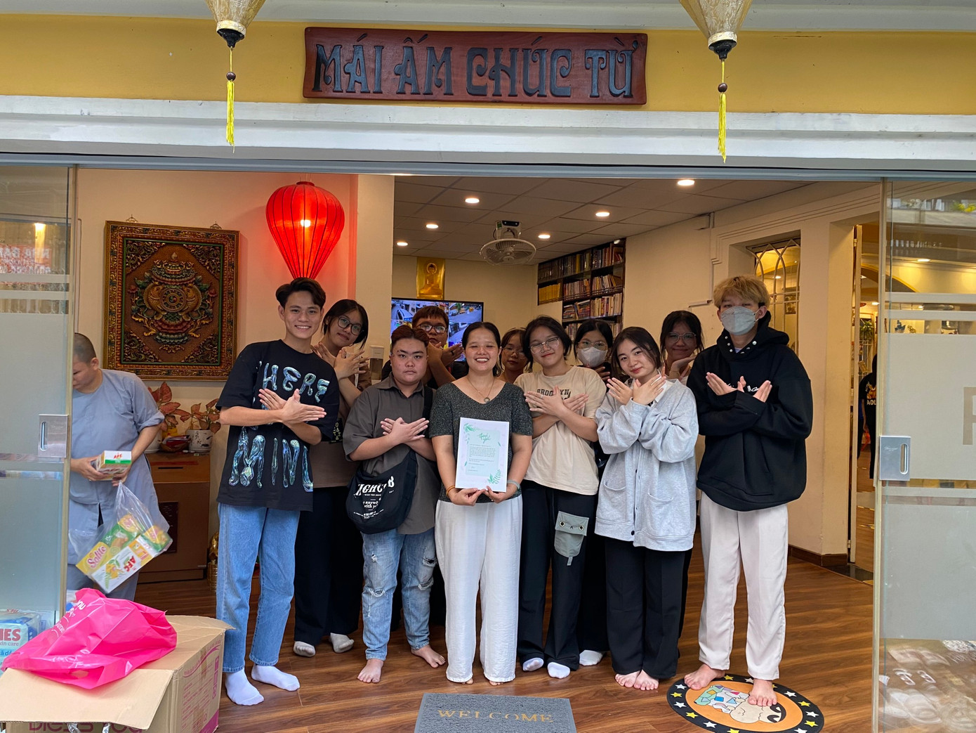 Trí Hiếu tham gia dự án thiện nguyện tại Mái ấm Chúc Từ. Trí Hiếu tham gia dự án thiện nguyện tại Mái ấm Chúc Từ.