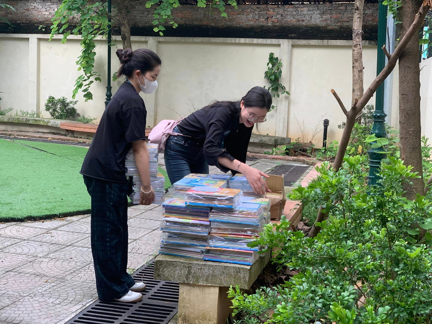 41 bộ sách giáo khoa tương ứng 41 em học sinh được quy đổi từ tiền quyên góp.