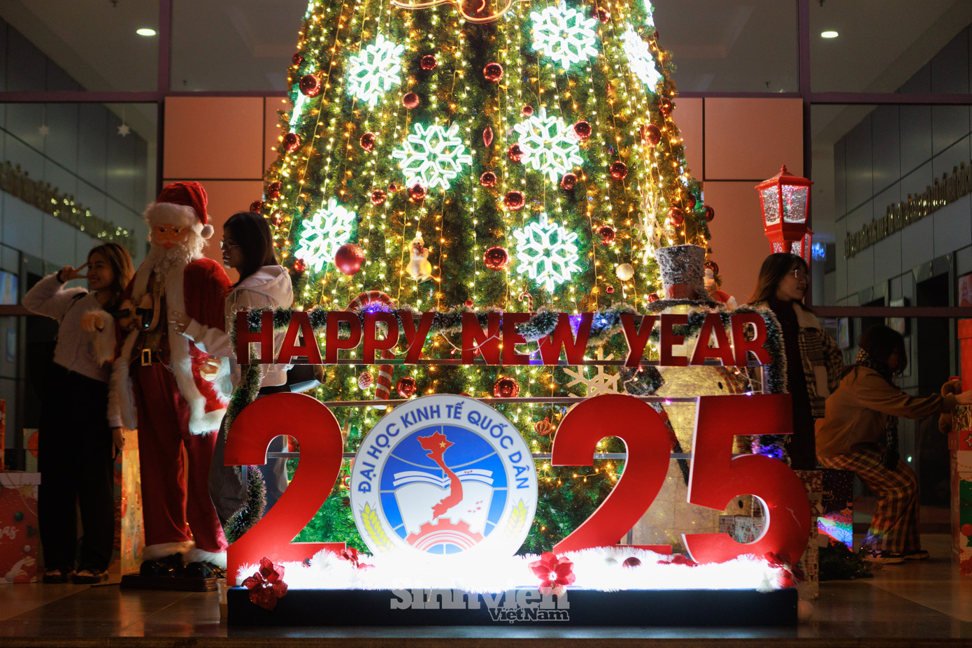 Rất đông sinh viên tụ tập, check - in tại góc trang trí Noel của Trường Đại học Kinh tế Quốc dân.
