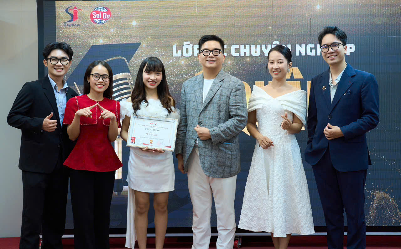 Cô bạn trẻ lần lượt dành nhiều thành tích trong các lớp đào tạo MC.