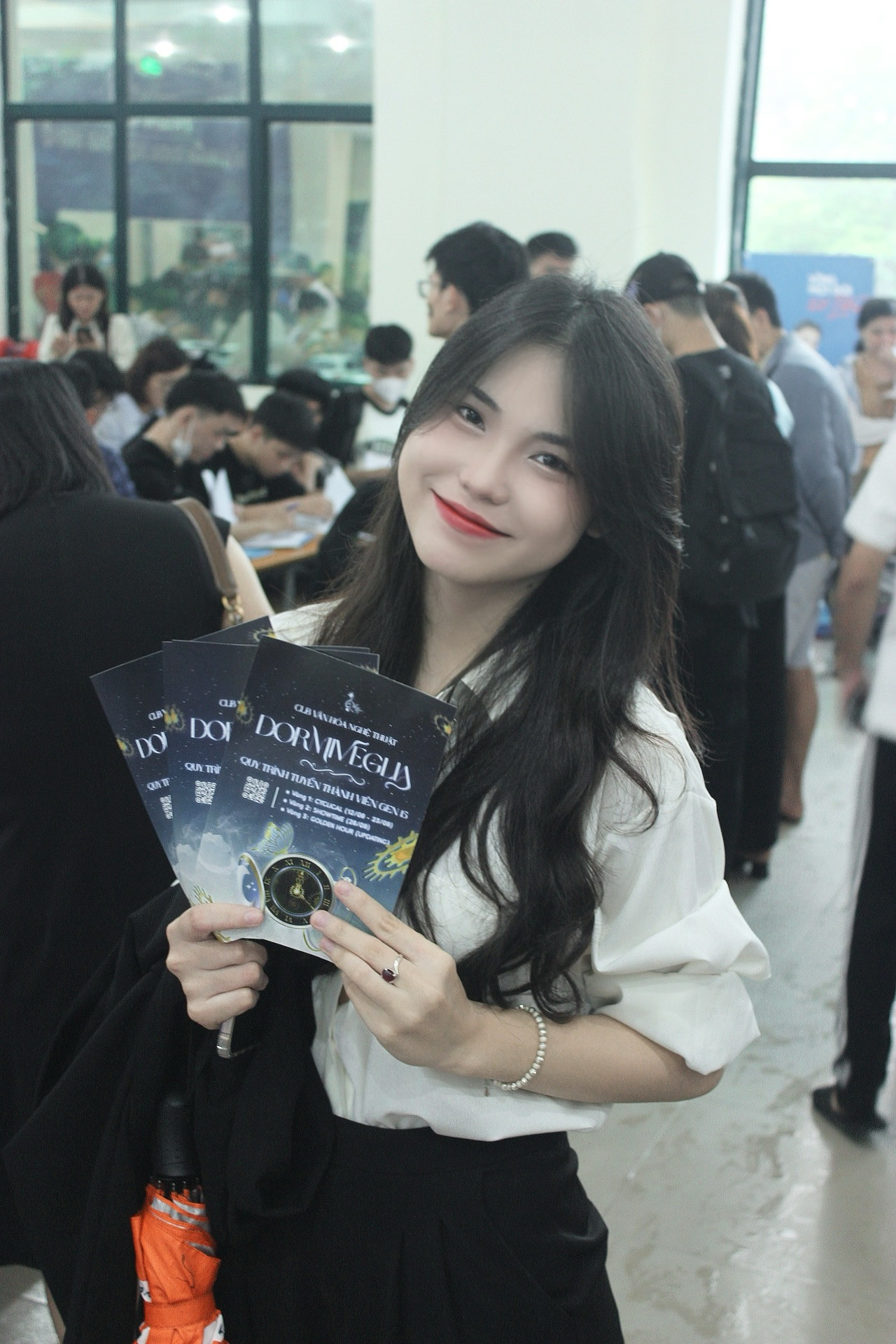 Diễm Quỳnh tham gia hỗ trợ nhập học cho các tân sinh viên.