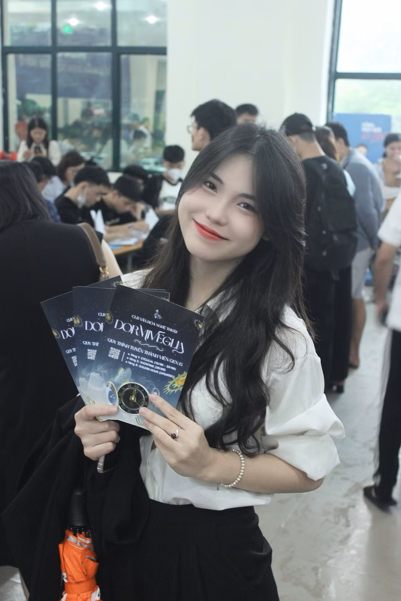 Diễm Quỳnh tham gia hỗ trợ nhập học cho các tân sinh viên. Diễm Quỳnh tham gia hỗ trợ nhập học cho các tân sinh viên.