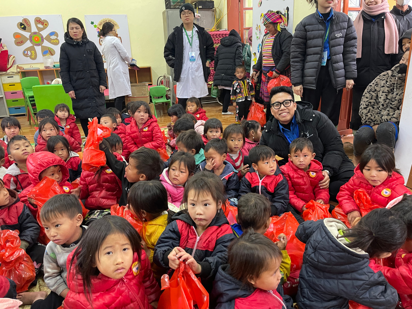 Thái Hoàng Phố tham gia tình nguyện tại xã Kim Bon tỉnh Sơn La. Thái Hoàng Phố tham gia tình nguyện tại xã Kim Bon tỉnh Sơn La.