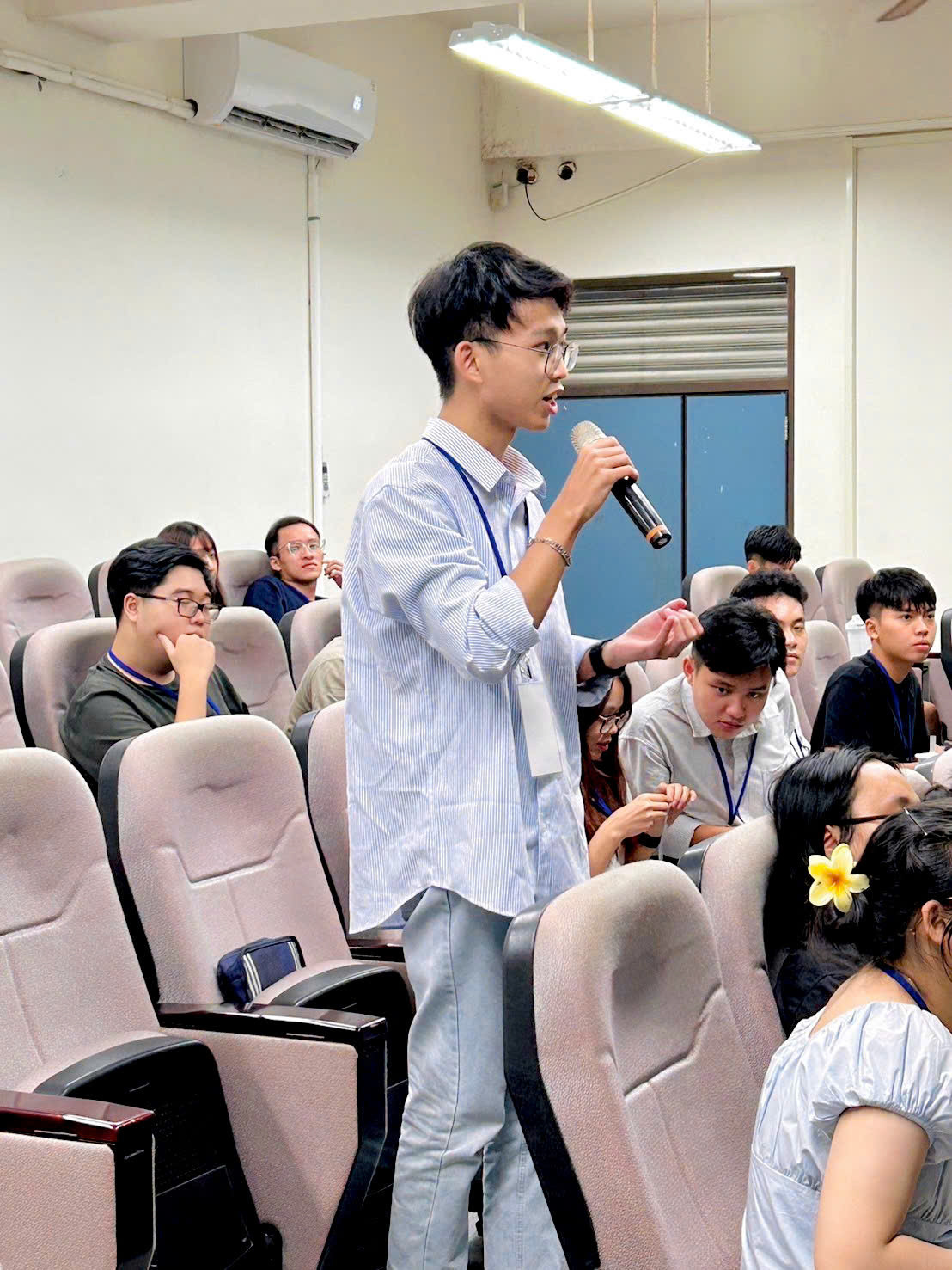 Hoàng luôn tích cực tham gia phát biểu trong các giờ học.